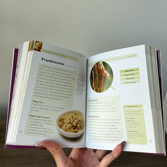 Essential Guide to Oils - Coffee table book - Picture 2 of 3